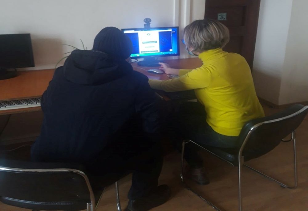 Bibliotecarii sar în ajutorul gălăţenilor pentru programarea la vaccinare sau obţinerea certificatului verde