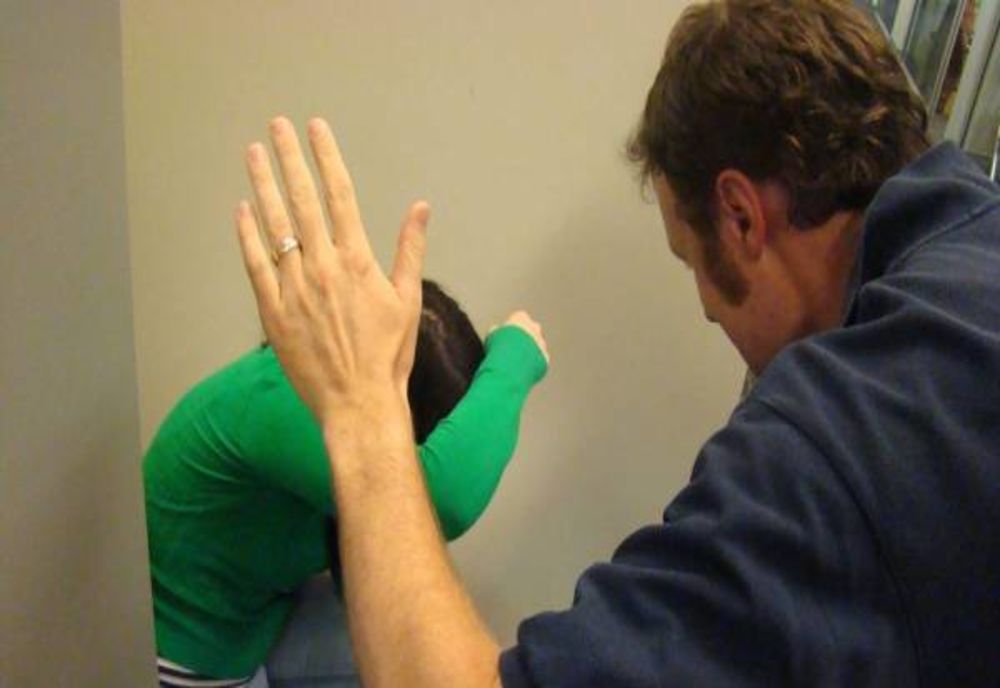 Arestat preventiv după ce și-a bătut mama cu pumnii și picioarele