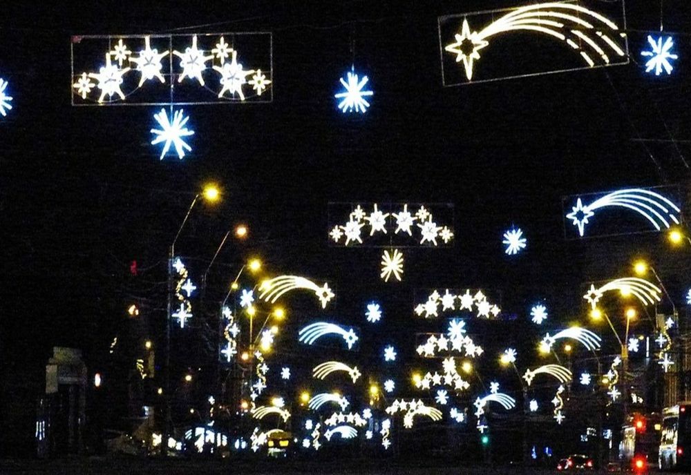 Luni se aprind luminile de sărbători în municipiul Galați