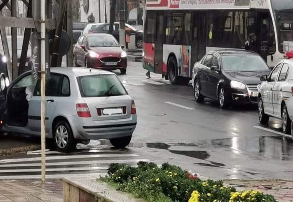 Focuri de armă în centrul municipiului Galați. Polițiștii caută doi bărbați care se aflau într-o mașină cu care au intrat în peretele unei clădiri și apoi au fugit de polițiști