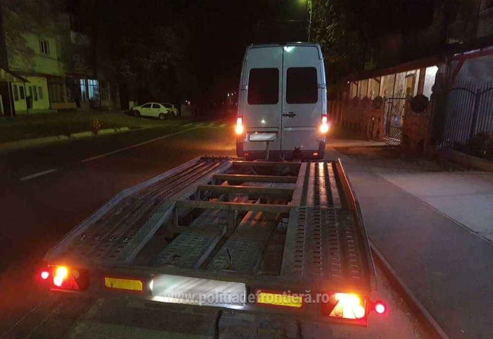 La volanul unui ansamblu rutier format dintr-un autovehicul şi o remorcă tip platformă fără permis corespunzător