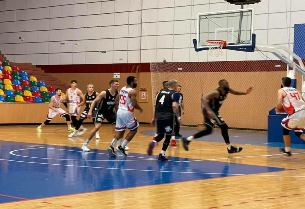Baschetbaliștii de la CSM Galați au pierdut dramatic meciul de pe teren propriu cu Dinamo București