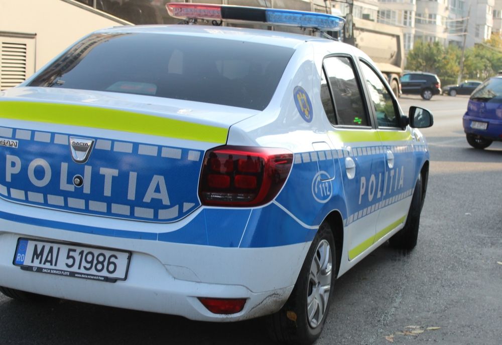 A lovit o mașină și a fugit abandonând autoturismul