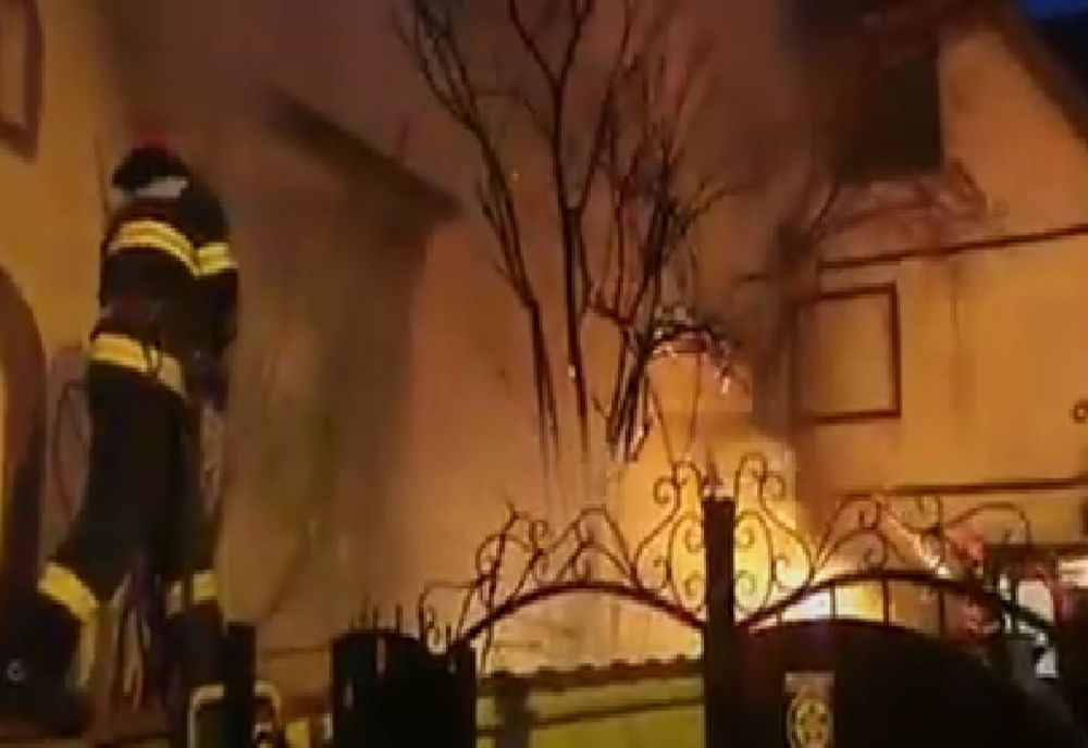 Incendiu în curtea unei case din Galați provocat de pocnitori aruncate peste gardul casei