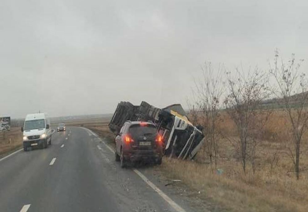 VIDEO: Camion răsturnat la intrare în Independenţa