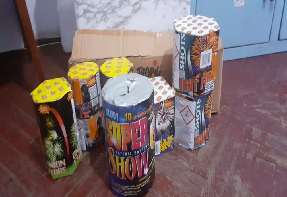 Vindea materiale produse pirotehnice în parcarea unui supermarket din Tecuci