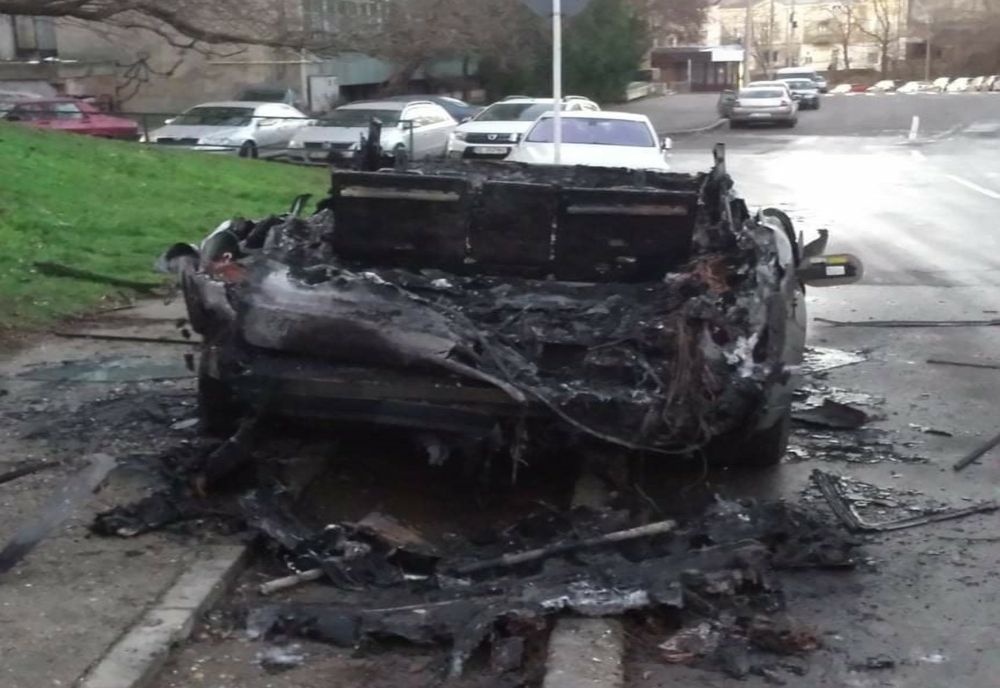 Un autoturism a ars aproape în totalitate, luni noaptea