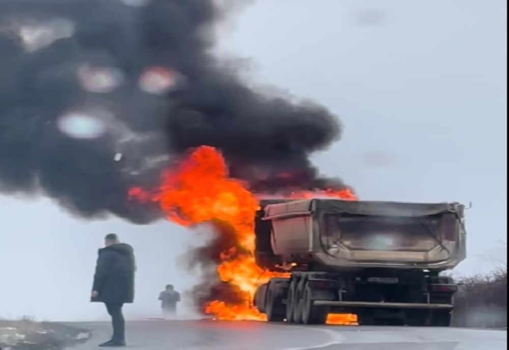 Un camion a luat foc în mers