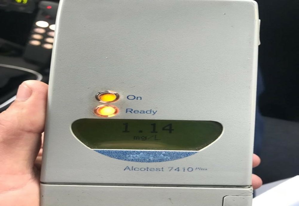 Se deplasa cu o traiectorie sinuoasă și a fost oprit de polițiști