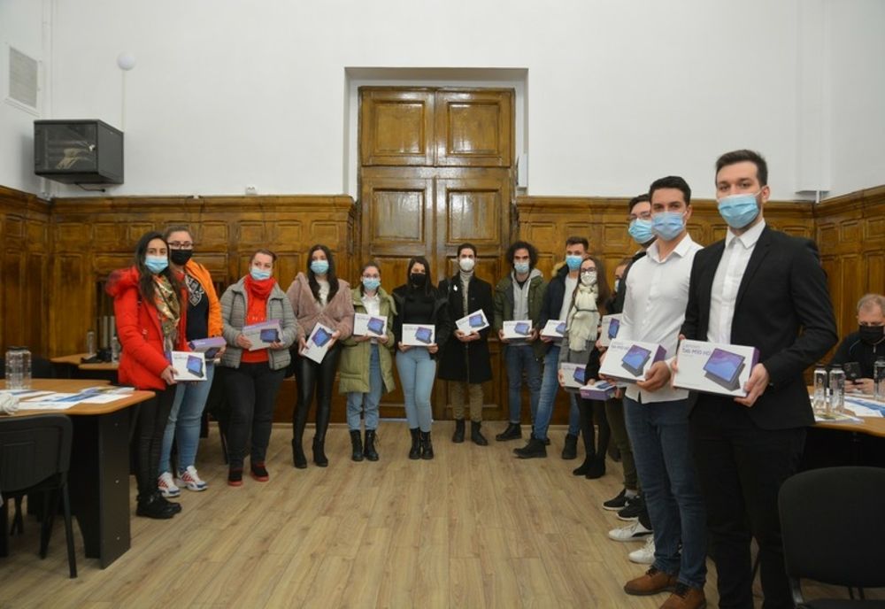 Tablete pentru 722 de studenţi cu burse sociale de la Universitatea „Dunărea de Jos“ Galaţi