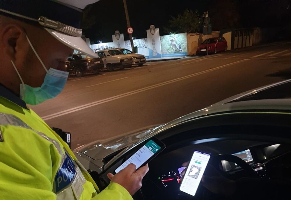 La miez de noapte se plimba cu un autoturism din al cărui compartiment motor ieșea un fum dens, deși nu avea permis de conducere