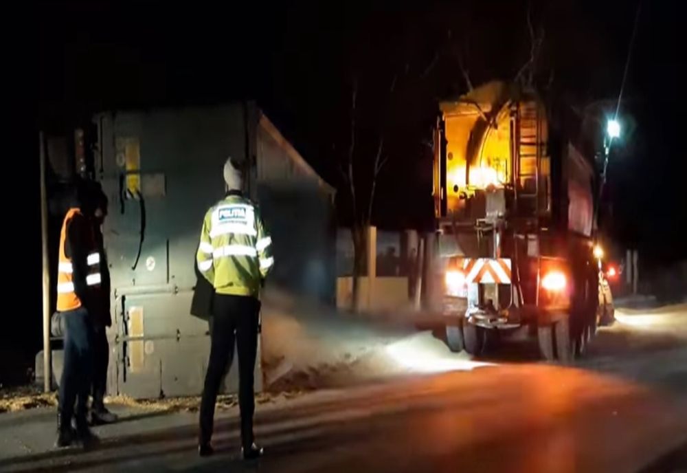 TIR încărcat cu porumb s-a răsturnat pe DN25