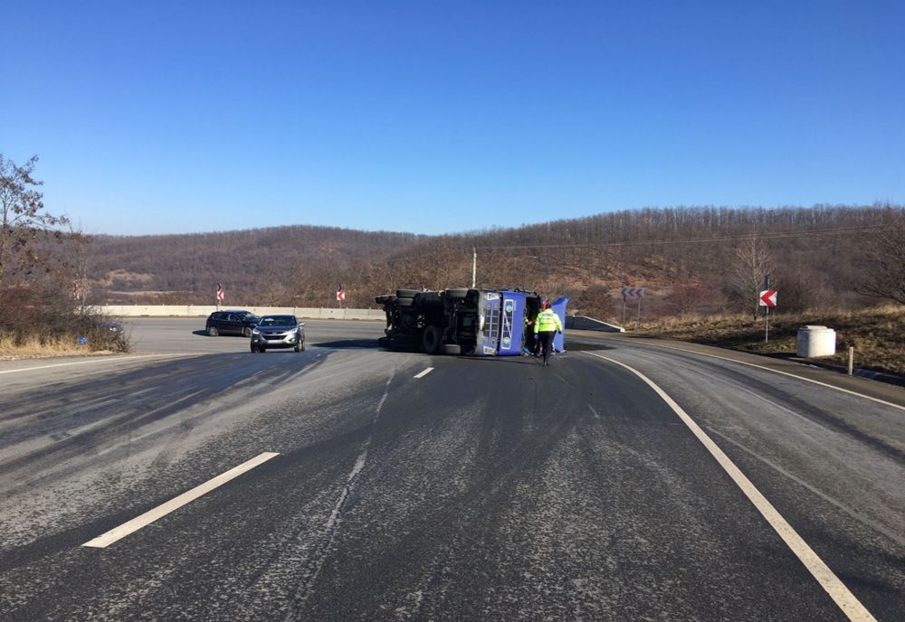 Accident pe DN1F în Topa Mică! Un şofer din Galaţi s-a răsturnat cu TIR-ul pe şosea (FOTO)