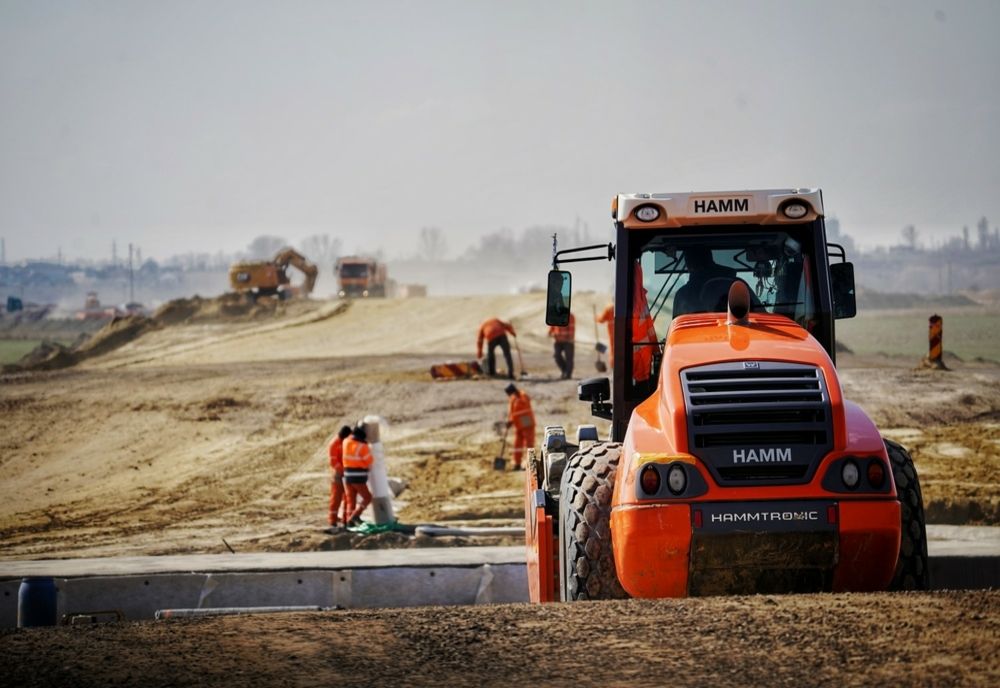 Constructorul de pe Drumul Expres Brăila - Galați, lucrează 24 din 24 ore pe acest șantier