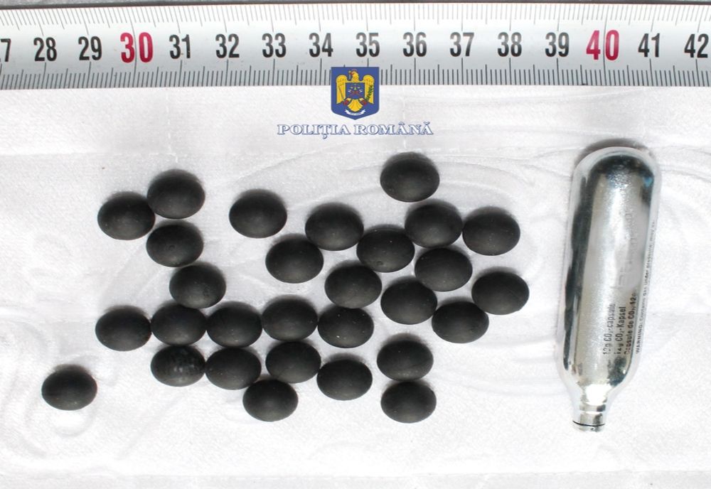 Foto+Video: Patru bărbați din Târgu Bujor cercetați pentru camătă, violare de domiciliu și șantaj 