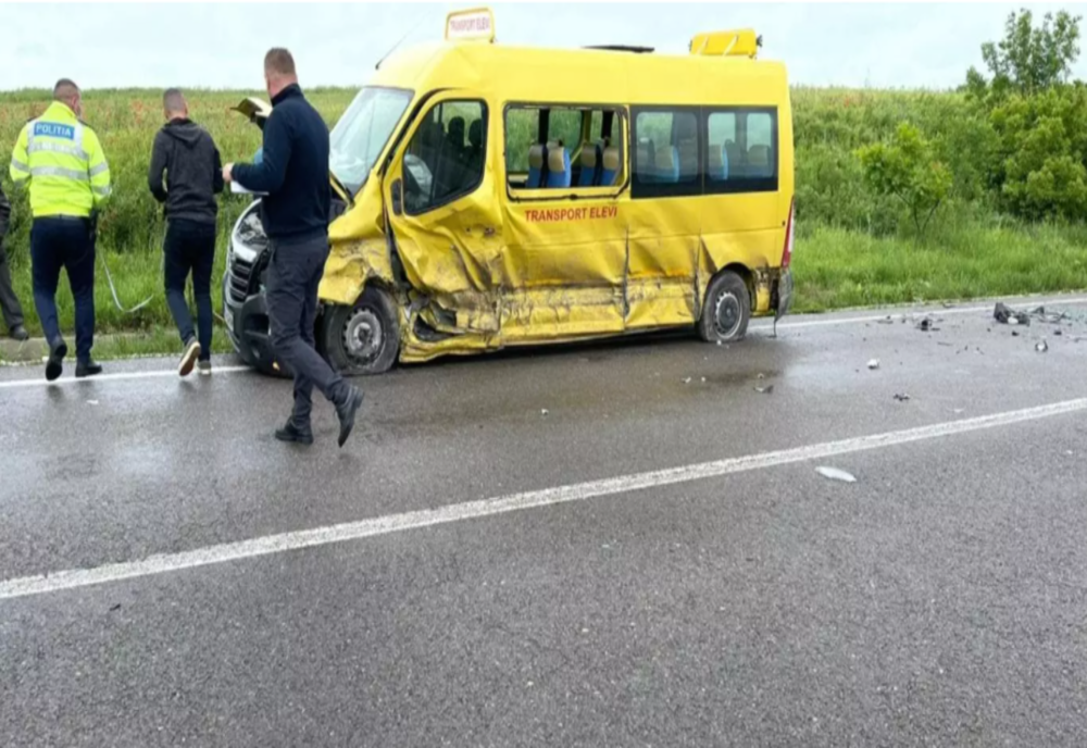 Microbuz școlar implicat într-un accident