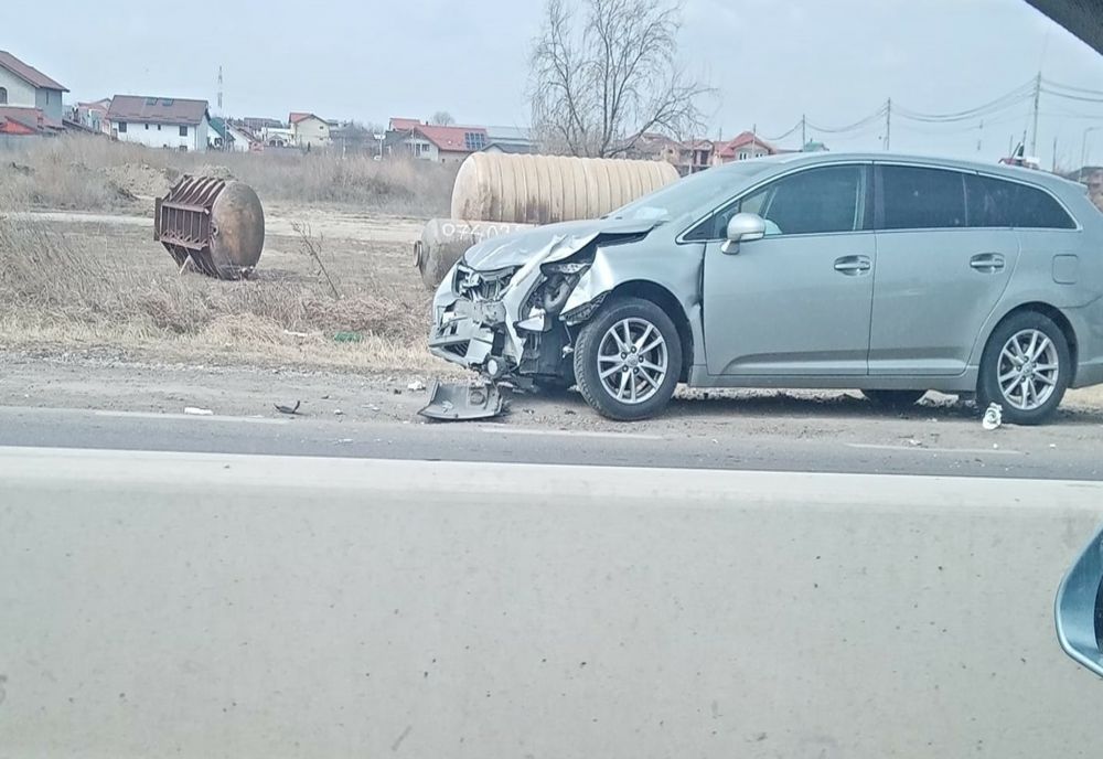Două persoane rănite într-un accident pe DN 26