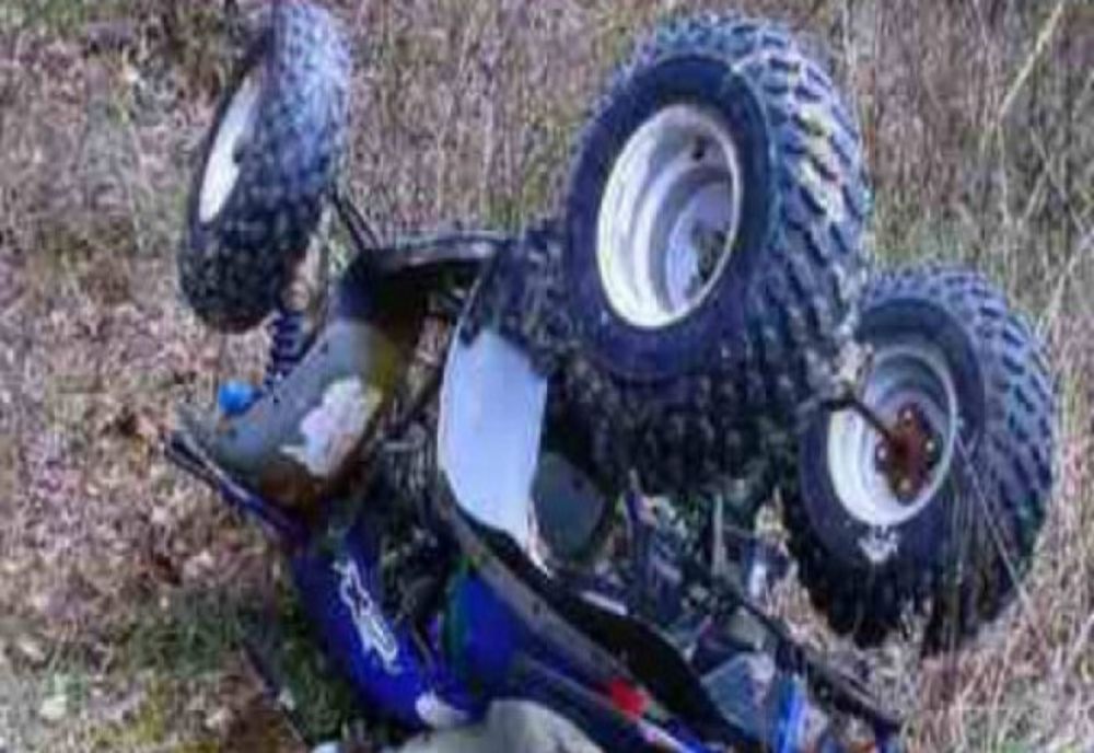 Un minor de 16 ani a condus un ATV neînmatriculat cu care a intrat în gardul unui imobil