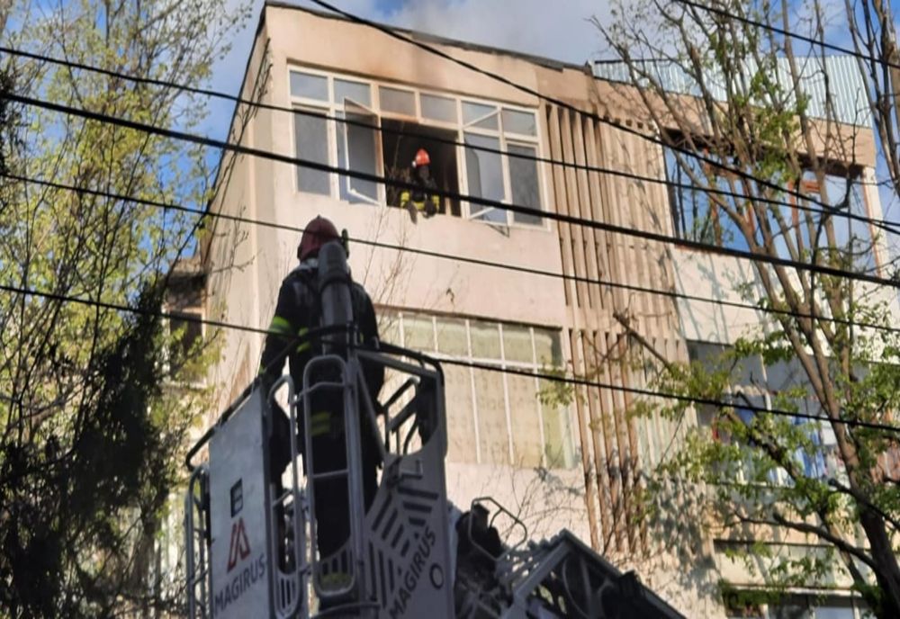 Două persoane în vârstă de peste 90 de ani au ajuns la spital în urm aunui incendiu produs în apartamentul lor
