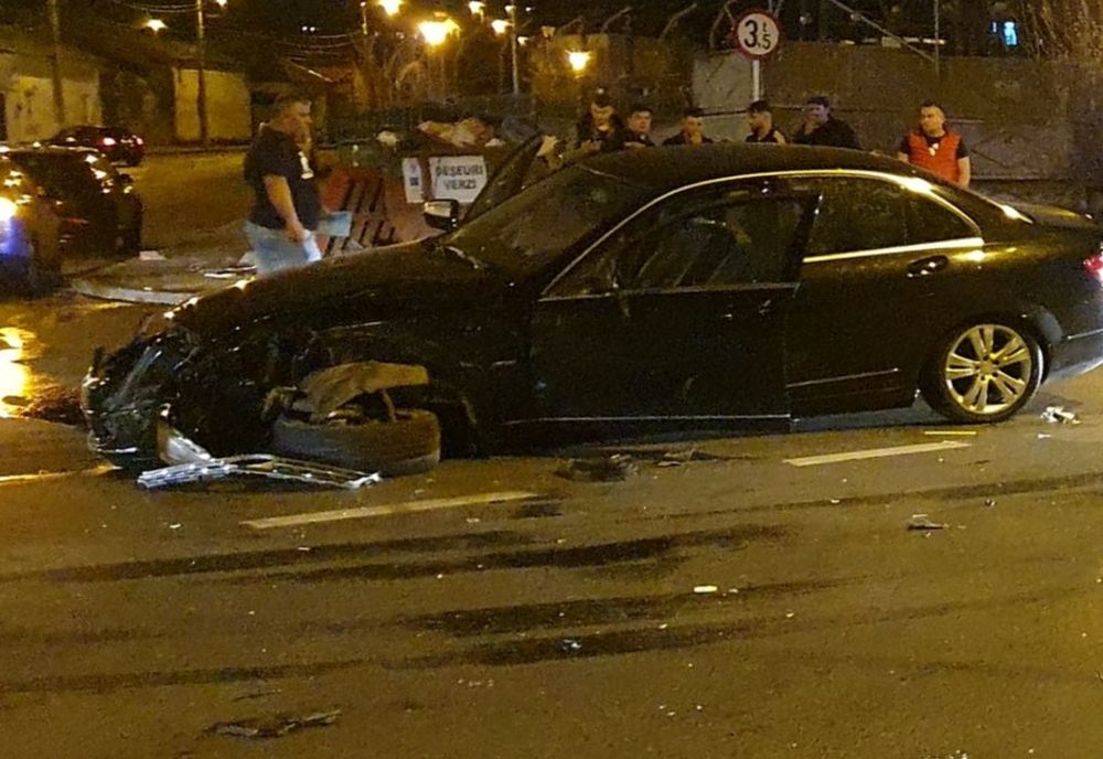 Accident cu 3 victime la intersecția străzilor Ana Ipătescu și Alexandru Moruzi