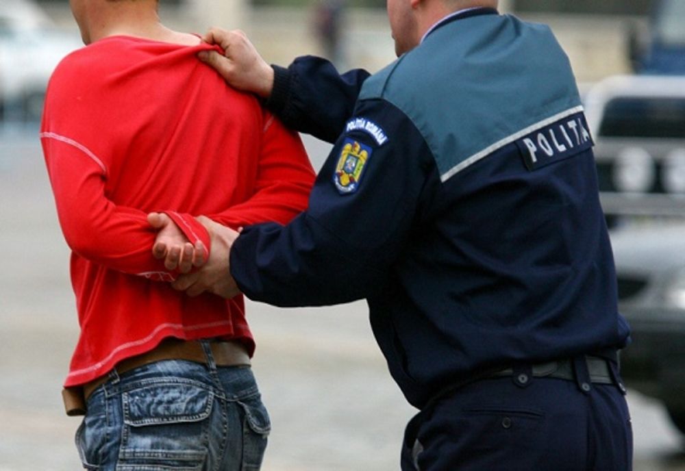 Doi gălățeni reținuți de polițiști pentru comiterea mai multor furturi calificate