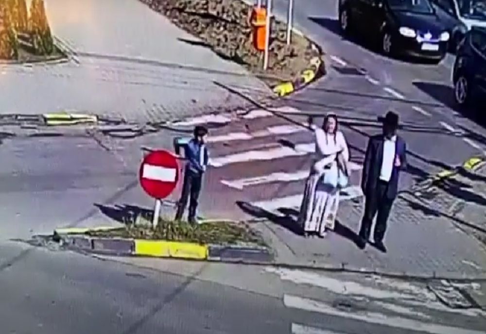 Părinți amendați de Poliția Locală după ce copilul lor a dărâmat un indicator rutier