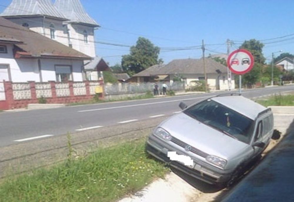 Rupt de beat a intrat cu mașina în șanțul de pe marginea drumului