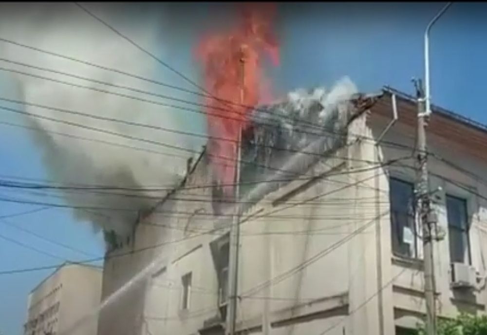 Video: Incendiu la o casă de pe strada Arieșului din municipiul Galați