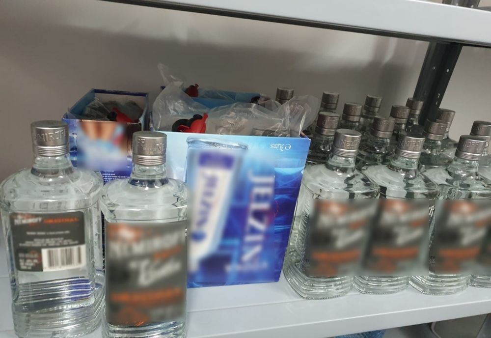 Sticle cu alcool ascunse în bagaje