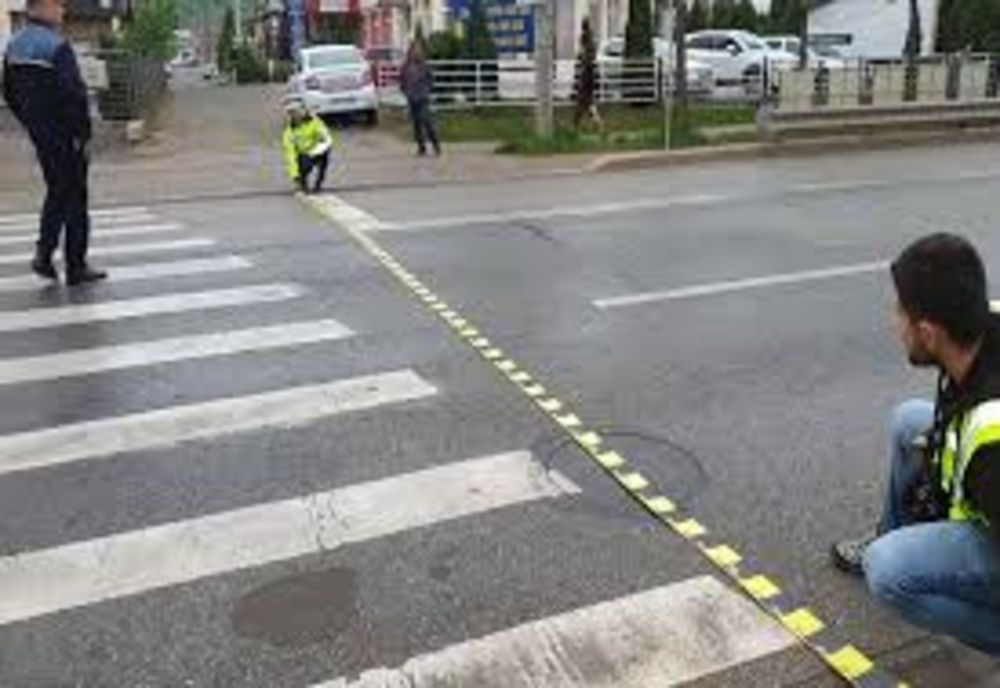 A lovit o adolescentă pe trecerea de pietoni și a părăsit locul accidentului