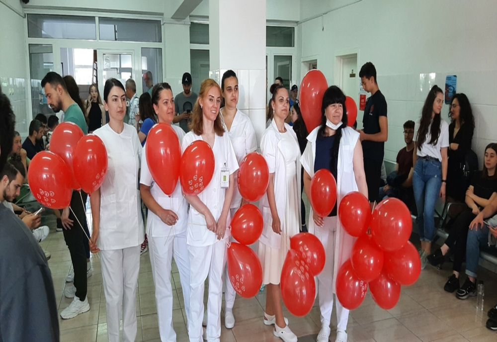 Tinerii gălățeni au venit să doneze sânge în schimbul unui abonament gratuit la Festivalul Neversea