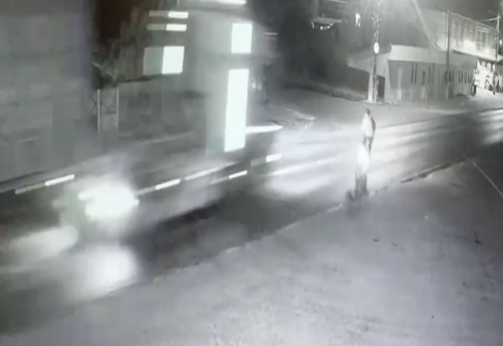 Video: Minor de 16 ani lovit de un autocamion pe DN25, la Liești