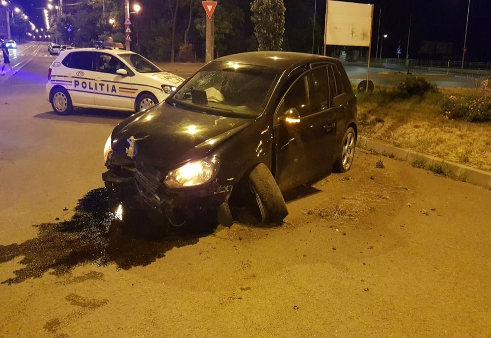 Un bărbat cu permisul suspendat și cu alcoolemie peste unu la mie, a intrat cu mașina pe un scuar din Galați