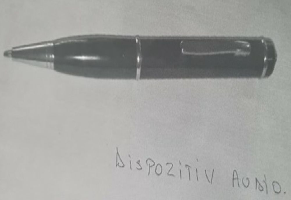 Surprinsă fraudând examenul de Bacalaureat cu un pix-telefon