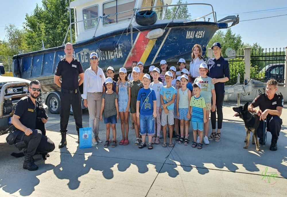 Polițiștii de frontieră gălățeni au fost vizitați de ziua lor de 20 de copii de la Centrul de Zi “Sf. Spiridon” Galați