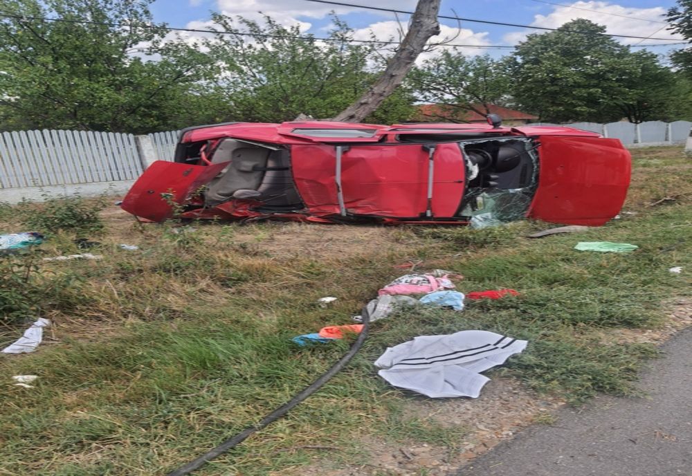 S-a răsturnat cu mașina după ce a lovit un copac