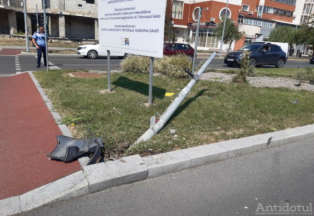 Un șofer băut a dărâmat stâlpul de la semafor când a vrut să vireze la dreapta