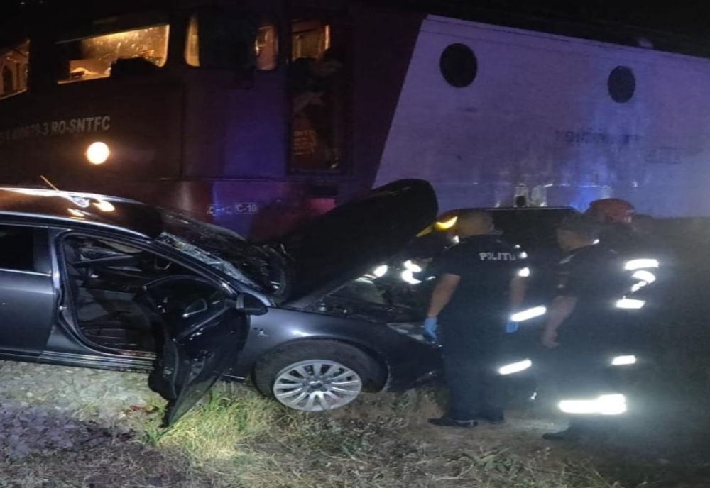 Autoturism lovit de trenul de persoane la trecerea la nivel cu calea ferată de la Barcea. Șoferul autoturismului a decedat