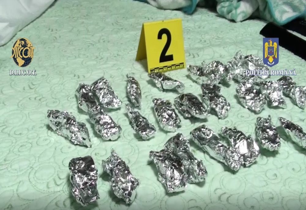 Opt inculpați reținuți pentru 24 de ore în două dosare de trafic de droguri