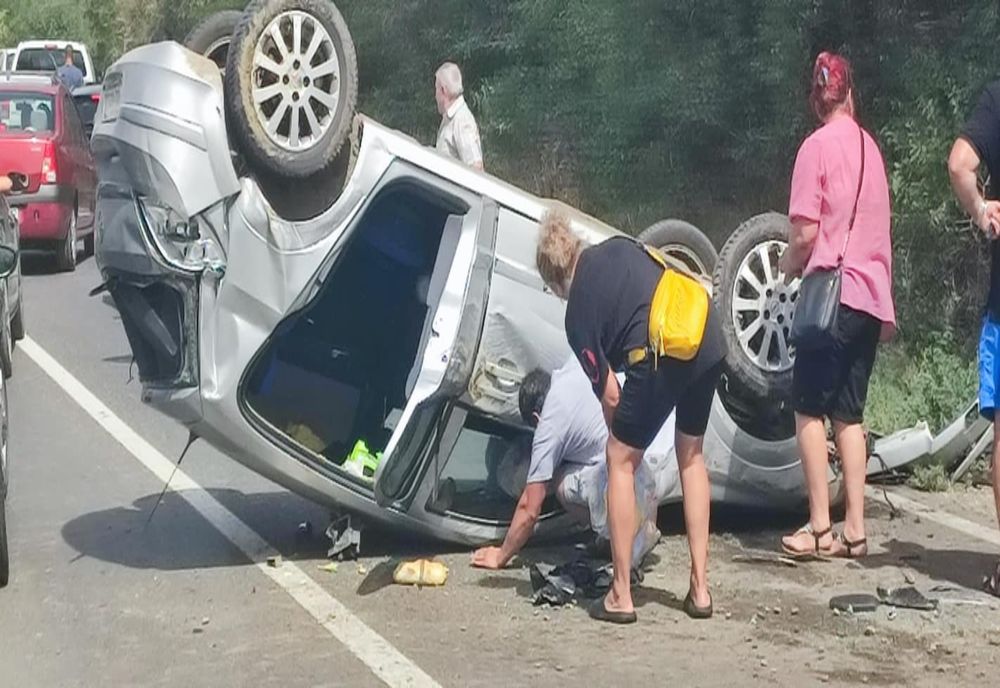 O tânără de 27 de ani s-a răsturnat cu mașina pe DN26, în localitatea Tulucești