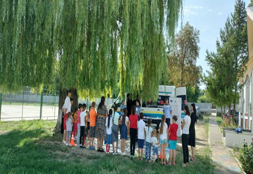 Polițiștii de la rutieră au trecut pe la atelierele de vară "Șotron "