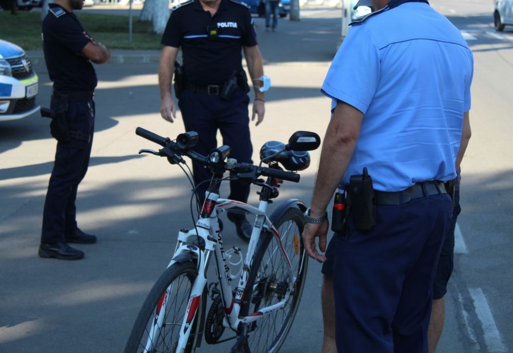 Biciclist accidentat de o mașină pentru că nu s-a asigurat la schimbarea direcțieid e mers