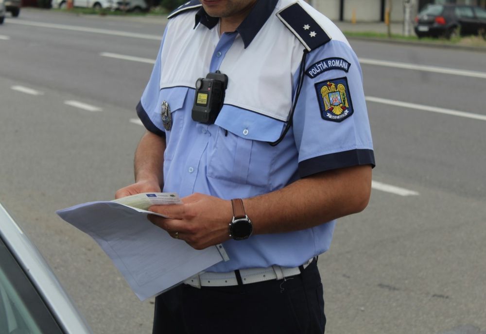 Amendat cu 5000 de lei și cu plăcuțele de înmatriculare reținute de polițiști