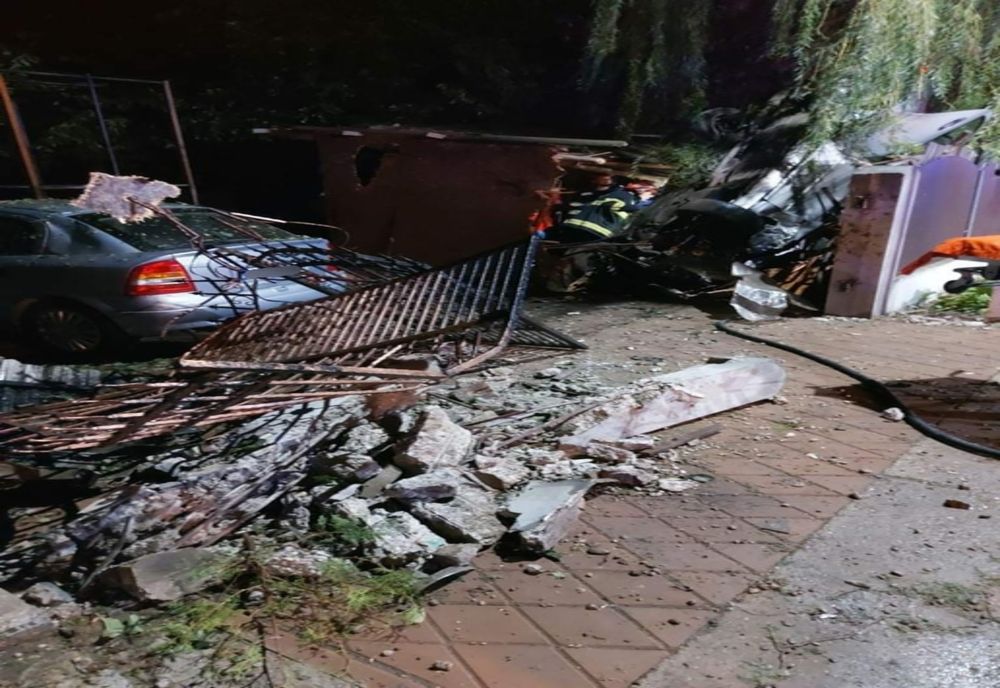 Foto: A fugit de polițiști și s-a oprit în gardul unei locuințe din comuna Matca. Rețeaua de alimentare cu gaze a imobilului a suferit avarii