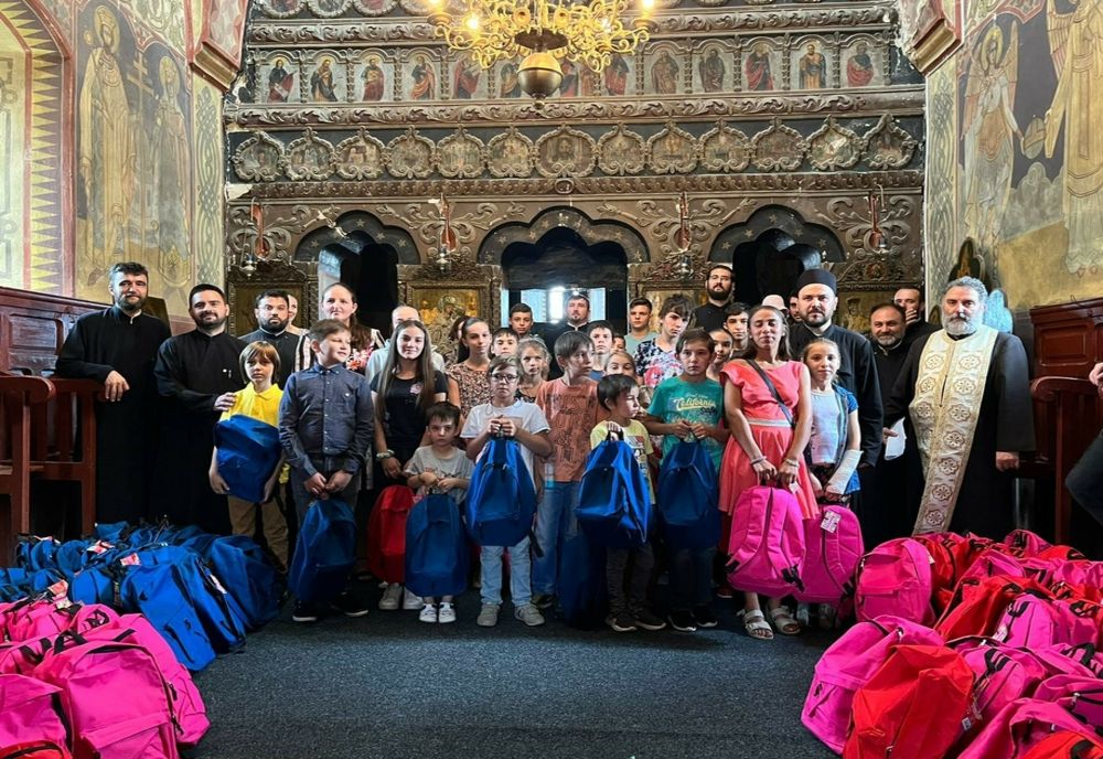 Rechizite școlare din partea Bisericii pentru 200 de copii din protopopiatul Nicorești