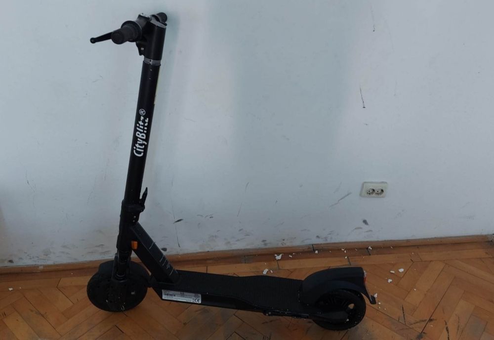 O minoră care se plimba pe trotuar cu trotineta lovită de un autoturism care s-a urcat pe trotuar