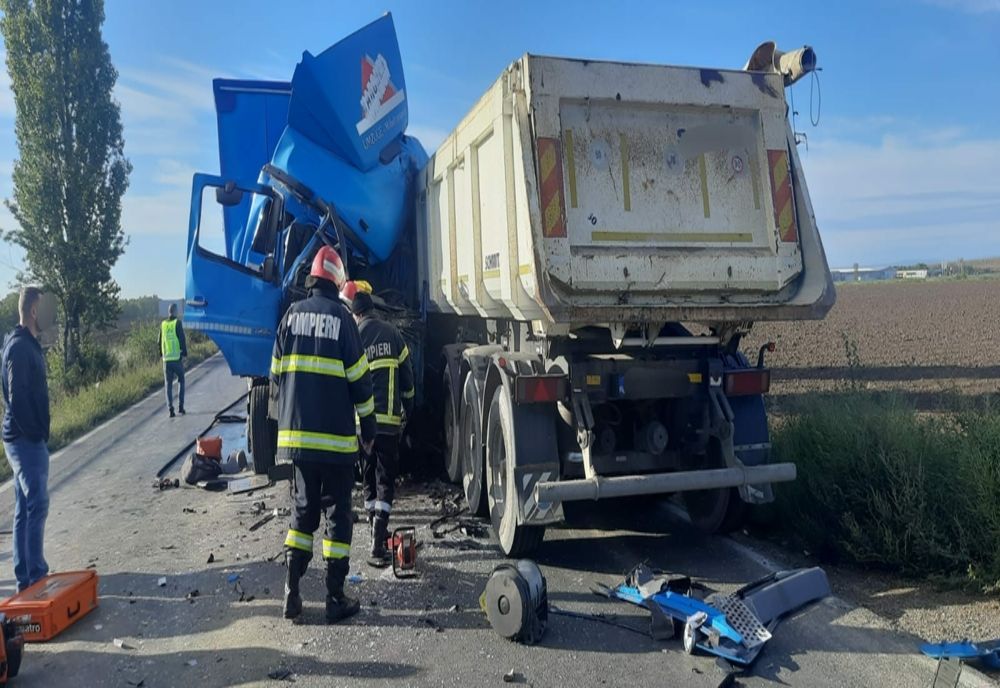 Trei vehicule de mare tonaj implicate într-un accident ăe DE 581