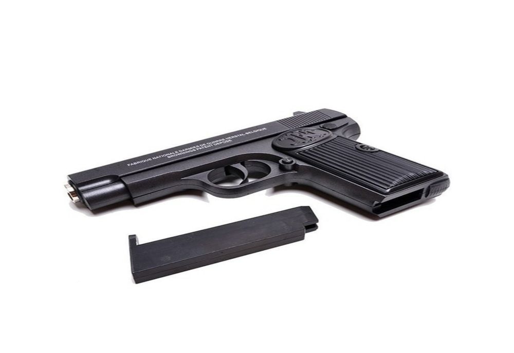 Un conducător auto în vârstă de 19 ani depistat având sub scaunul șoferului un pistol metalic, calibrul 6 mm, prevăzut cu un încărcător cu butelie de gaz, în care erau 6 bile din plastic