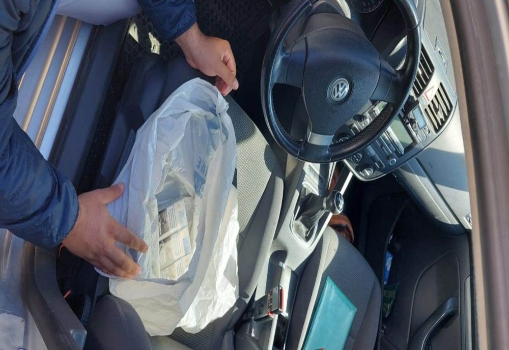 Băuturi alcoolice și țigări din Republica Moldova vândute din mașină în zona unei piețe din municipiul Galați