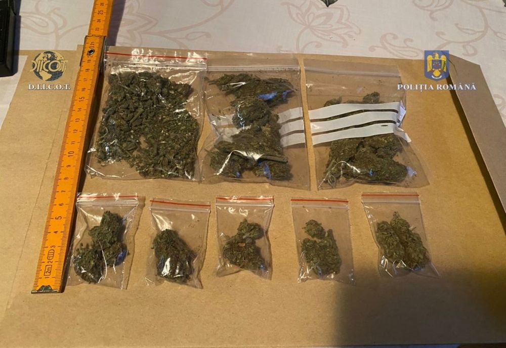 Doi gălățeni arestați preventiv în urma perchezițiilor în dosare de trafic de droguri de risc